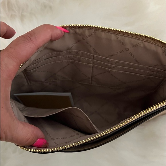 NWOT Michael Kors Front Pocket Colorblock Wristlet model No 38S0CTTW9T - Picture 5 of 9